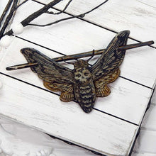 Afbeelding in Gallery-weergave laden, Death Moth/Skull Hair Pin Stick Slide met Faux Bone
