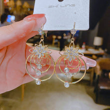 Afbeelding in Gallery-weergave laden, Crystal Lotus Drie Hoepel Oorbellen
