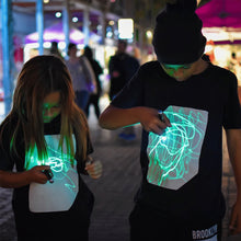 Afbeelding in Gallery-weergave laden, Glowing interactive T-shirt

