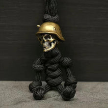 Afbeelding in Gallery-weergave laden, Skelet Soldaat Paracord Sleutelhanger
