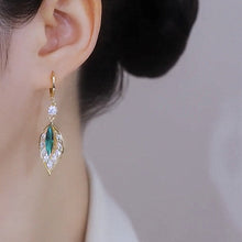 Afbeelding in Gallery-weergave laden, Modieuze smaragdgroene diamanten oorbellen
