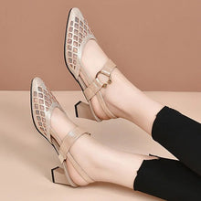 Afbeelding in Gallery-weergave laden, Sandalen met enkelbandje en strassteentjes met spitse neus
