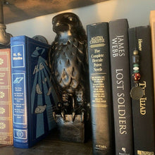 Afbeelding in Gallery-weergave laden, Valk standbeeld decoratie
