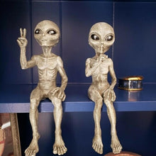 Afbeelding in Gallery-weergave laden, Alien Garden Statue
