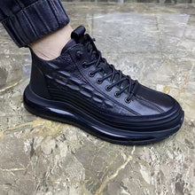Afbeelding in Gallery-weergave laden, Sneakers met krokodillen print van koeien huid

