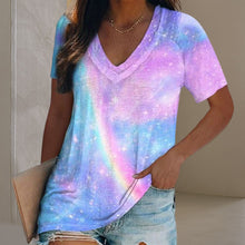 Afbeelding in Gallery-weergave laden, T-shirt met V-hals en veelkleurige print
