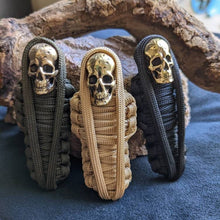 Afbeelding in Gallery-weergave laden, Paracord Sleutelhanger Mummie Messing Schedel
