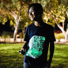 Afbeelding in Gallery-weergave laden, Glowing interactive T-shirt
