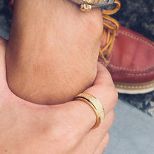 Afbeelding in Gallery-weergave laden, Gezandstraalde Draaiende Fidget Ring
