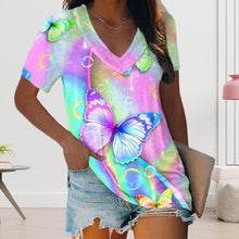 Afbeelding in Gallery-weergave laden, T-shirt met V-hals en veelkleurige print
