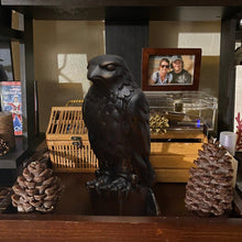 Afbeelding in Gallery-weergave laden, Valk standbeeld decoratie

