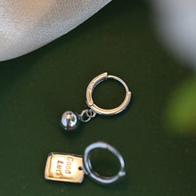 Afbeelding in Gallery-weergave laden, Lucky alfabet oorbellen
