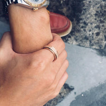 Afbeelding in Gallery-weergave laden, Gezandstraalde Draaiende Fidget Ring
