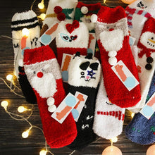 Afbeelding in Gallery-weergave laden, Zachte warme sokken van koraalfleece met kerstthema (4 paar)
