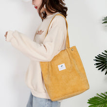 Afbeelding in Gallery-weergave laden, Corduroy draagtas met letterpatch
