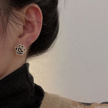 Afbeelding in Gallery-weergave laden, Vintage Elegante Camelia Oorbellen
