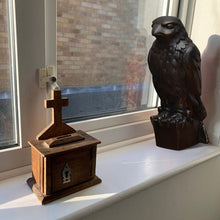 Afbeelding in Gallery-weergave laden, Valk standbeeld decoratie
