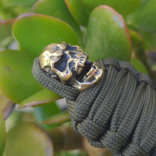 Afbeelding in Gallery-weergave laden, Paracord Sleutelhanger Mummie Messing Schedel

