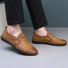 Afbeelding in Gallery-weergave laden, Handgenaaide, ademende leren schoenen met een zacht oppervlak en peeszolen
