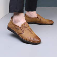 Afbeelding in Gallery-weergave laden, Handgenaaide, ademende leren schoenen met een zacht oppervlak en peeszolen
