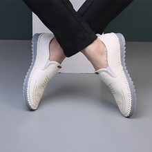 Afbeelding in Gallery-weergave laden, Handgenaaide, ademende leren schoenen met een zacht oppervlak en peeszolen
