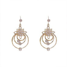 Afbeelding in Gallery-weergave laden, Crystal Lotus Drie Hoepel Oorbellen
